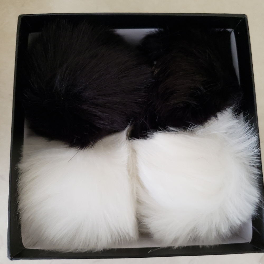 NEW 2 Pairs Of Faux Fur Pom Pom Shoe Clips